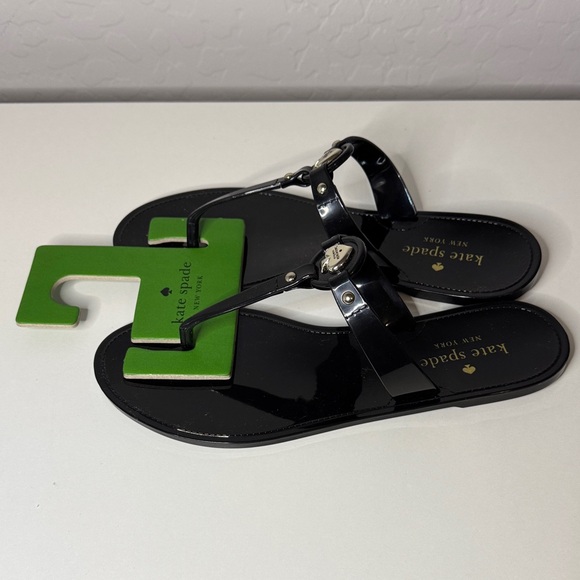 New Kate spade Black Patent T-Strap Sandals with Logo Medallion Size 8 - Picture 2 of 5